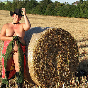 Anna naked on straw bales ... gallery image