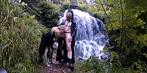 Lederpaar am Wasserfall First Thumb Image