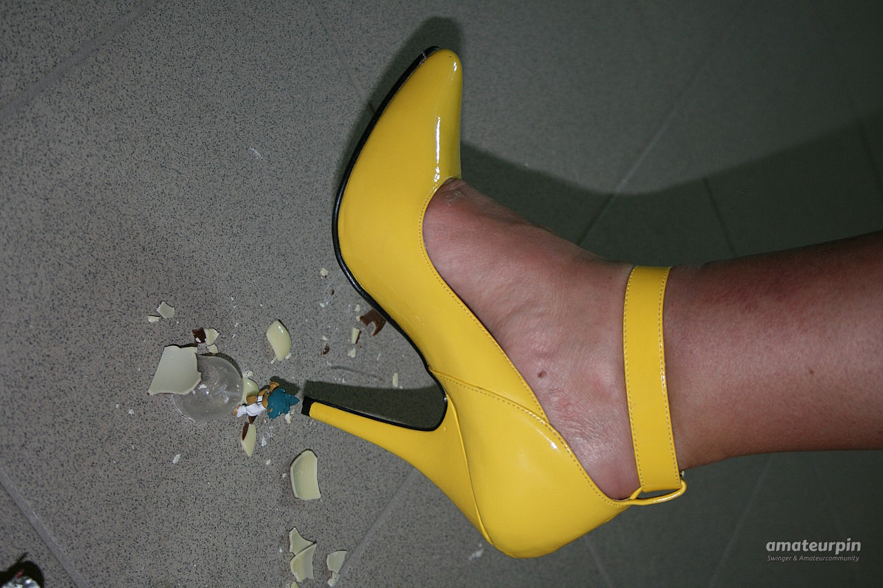 Anna in yellow heels ... gallery image