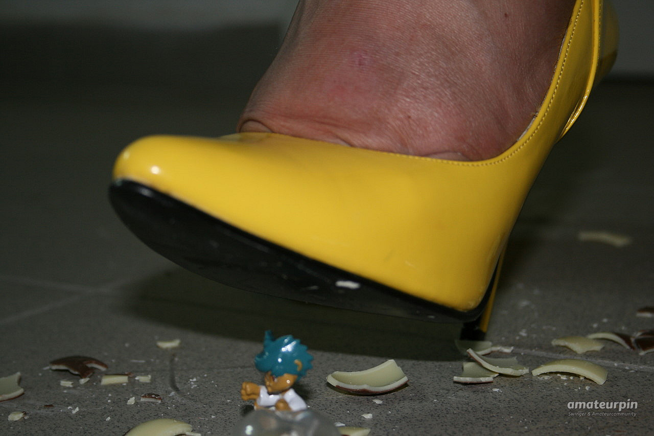 Anna in gelben Heels... Galeriebild