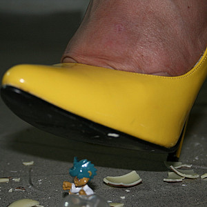 Anna in gelben Heels... Galeriebild