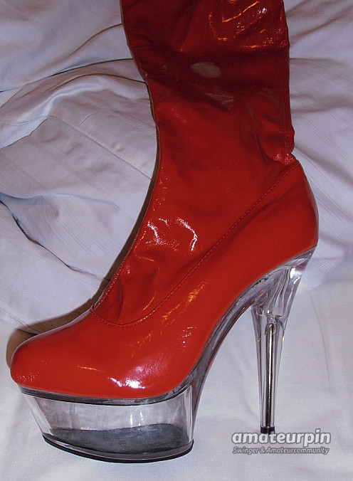 New red Booots Galeriebild