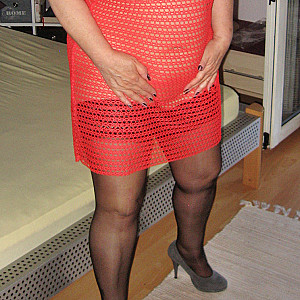 Im roten Netzkleid 2 Galeriebild