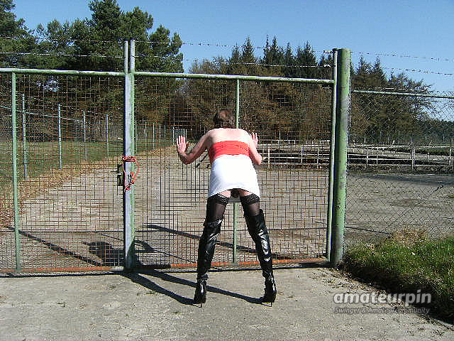 Outdoor in Overknees Galeriebild