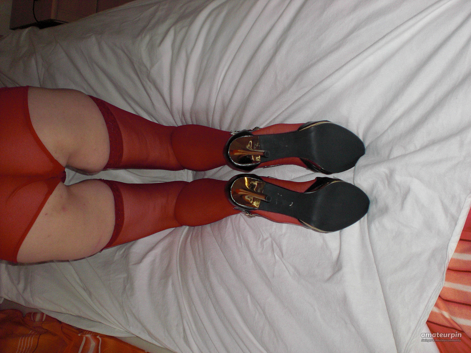 Rote Nylons und Heels Galeriebild