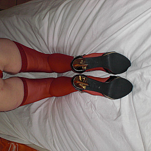 Rote Nylons und Heels Galeriebild