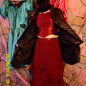 Im rotem Abendkleid Galeriebild