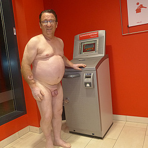 55Paul55 nackt in der Sparkasse am konto Drucker 1 Galeriebild