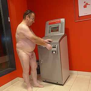 55Paul55 nackt in der Sparkasse am konto Drucker 1 Galeriebild