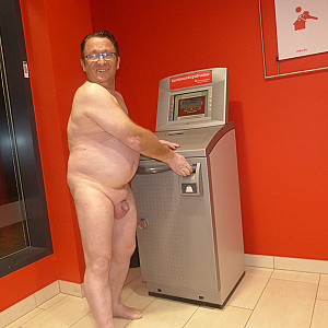 55Paul55 nackt in der Sparkasse am konto Drucker 1 Galeriebild