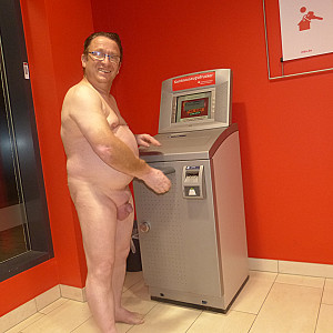 55Paul55 nackt in der Sparkasse am konto Drucker 1 Galeriebild