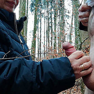 First image of er16sie85c's Gallery - Anita blowjob in the woods