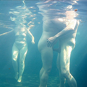 Bathing fun at 35° gallery image