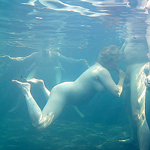 Bathing fun at 35° gallery image