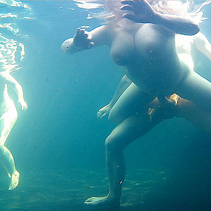 Bathing fun at 35° gallery image