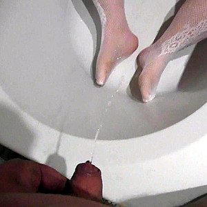 Gei auf Titten, Fotze und Netzfeet gepisst Galeriebild