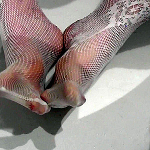 Gei auf Titten, Fotze und Netzfeet gepisst Galeriebild