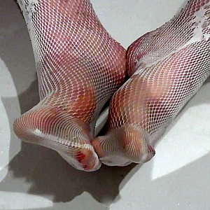 Gei auf Titten, Fotze und Netzfeet gepisst Galeriebild