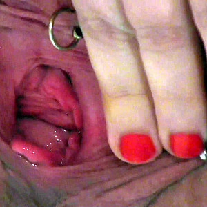 Gei auf Titten, Fotze und Netzfeet gepisst Galeriebild