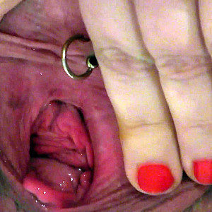 Gei auf Titten, Fotze und Netzfeet gepisst Galeriebild