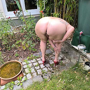 P.Girl im Garten mit Heels Galeriebild