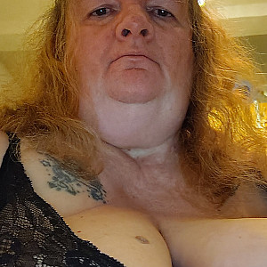 Pralles Weib mit dicken Möpsen Galeriebild