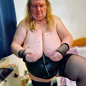 Big tits and hot ass gallery image