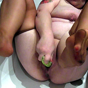 Geiler spritziger Gurkenfick in der Wanne Teil 1 Galeriebild