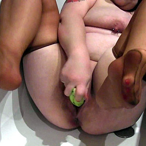 Geiler spritziger Gurkenfick in der Wanne Teil 1 Galeriebild