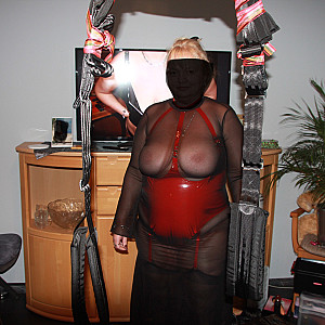 Roter Body und Transparentes Kleid Galeriebild
