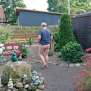 Halbnackt im Vorgarten Galeriebild