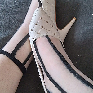 Weiße high Heels und Söckchen 2 Galeriebild
