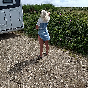 Das erste Bild von Ichund123's Galerie - Unters Kleid 👗 geschaut