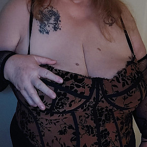 Plump lustful woman.... gallery image