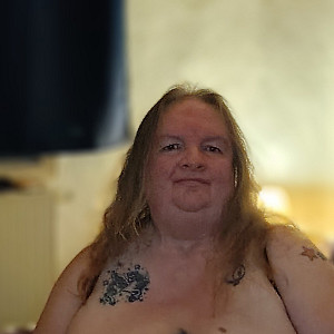 Plump lustful woman.... gallery image