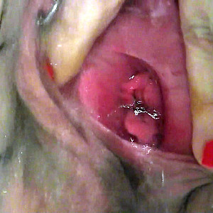 Heiß und nass in schwarzen mit Handbrause Galeriebild