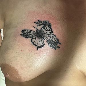 Tätowierte Titten Galeriebild