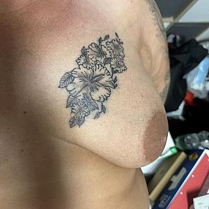 Tätowierte Titten Galeriebild