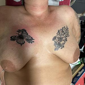 Tätowierte Titten Galeriebild