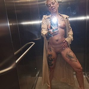 Eva bei uns im Stiegenhaus Galeriebild