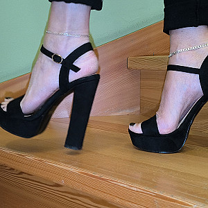 Pgirl mit Hosen und Heels Galeriebild