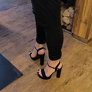 Pgirl mit Hosen und Heels Galeriebild