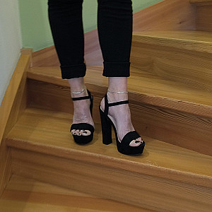 Pgirl mit Hosen und Heels Galeriebild