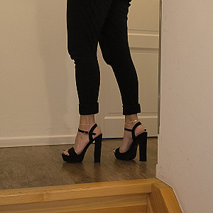 Pgirl mit Hosen und Heels Galeriebild