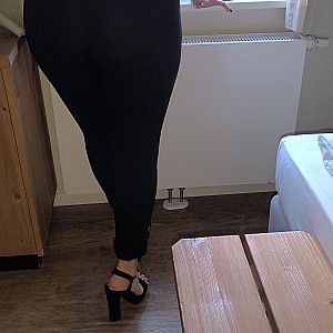 Pgirl mit Hosen und Heels Galeriebild