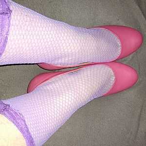 Pinke High Heels und lila Netzstrümpfe Galeriebild