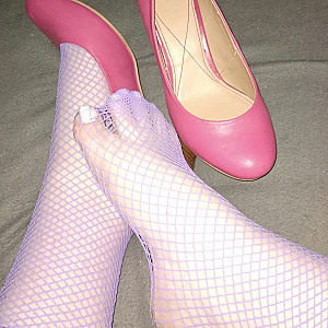 Pinke High Heels und lila Netzstrümpfe Galeriebild