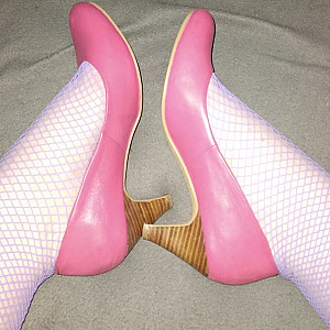 Pinke High Heels und lila Netzstrümpfe Galeriebild