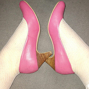Pinke High Heels und weiße Netzstrümpfe Galeriebild
