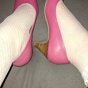 Pinke High Heels und weiße Netzstrümpfe Galeriebild